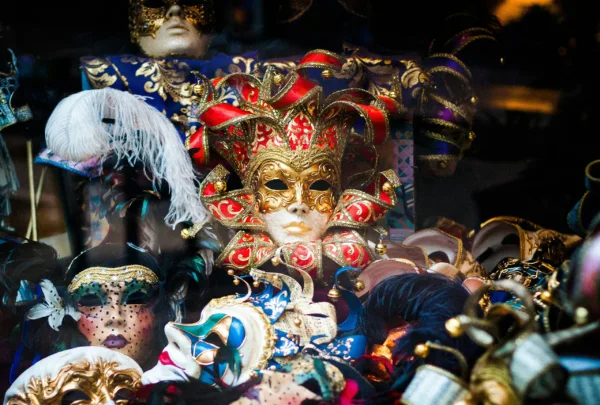 mardi gras masks llanydd-lloyd-5kL77tAHTqQ-unsplash