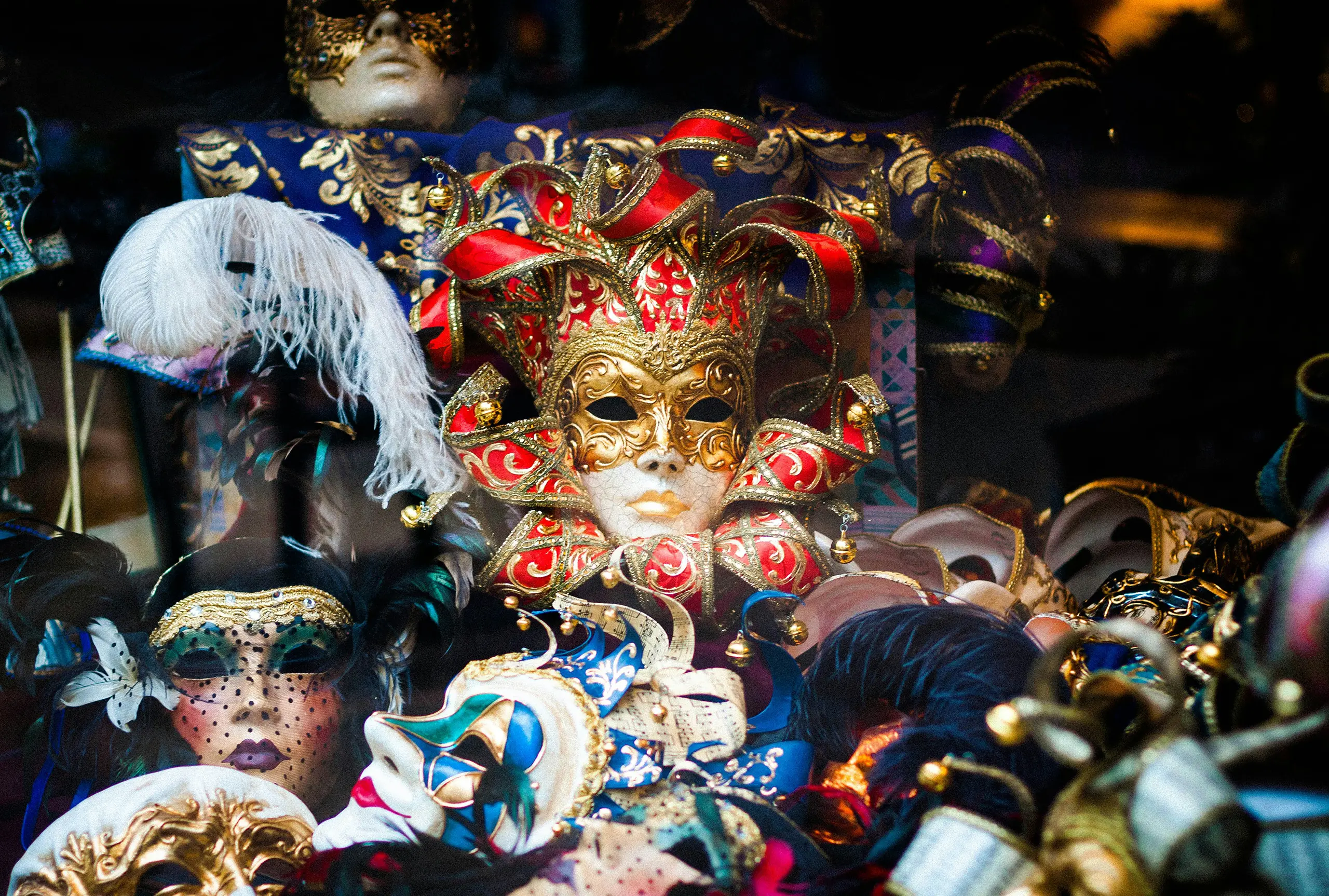 mardi gras masks llanydd-lloyd-5kL77tAHTqQ-unsplash